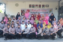 Polwan Sidoarjo ajak ibu-ibu aktif awasi lingkungan