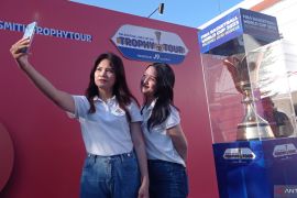 FIBA pamerkan trofi "Naismith" di Alun-Alun Surabaya