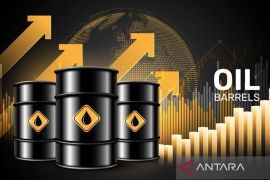 Harga minyak naik di awal sesi Asia setelah persediaan AS turun tajam