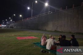 Kawasan Jembatan Lalove jadi tempat wisata kuliner menarik untuk dikunjungi