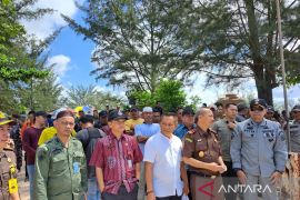 Ketua DPRD Babel tinjau lokasi pendangkalan alur muara Jelitik