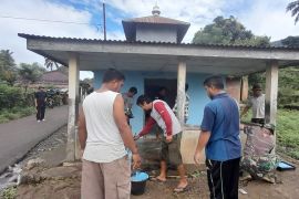 Satgas TMMD ke-117 cat dinding mushola Desa Sitaratoit