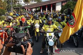 Gubernur Kalsel "Turdes" bersama ratusan pengendara motor trail
