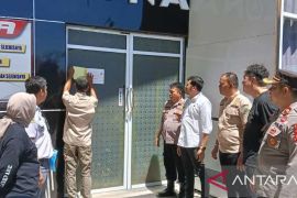 Satpol PP dan Polres Pinrang menutup pengoperasian penjualan minuman keras