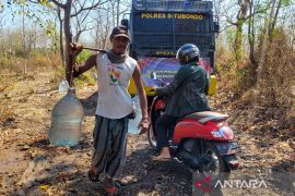 Polisi bantu distribusikan air bersih terdampak kekeringan Situbondo