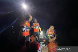 Basarnas Ambon  cari wanita terseret ombak di Pantai Natsepa