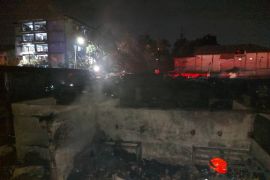 Petugas Diskar PB Bandung padamkan kebakaran di Pasar Sadang Serang Bandung