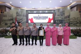 Lulusan terbaik di Turki, Kapolda Jatim beri pin emas kepada Briptu Tiara Nissa