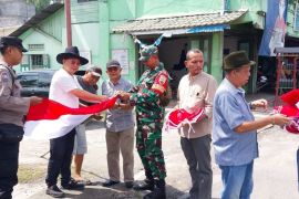 FPK Langkat bagikan 100 bendera Merah Putih