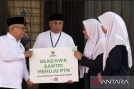 Wapres RI serahkan beasiswa  PTN untuk santri Nabiel Husen