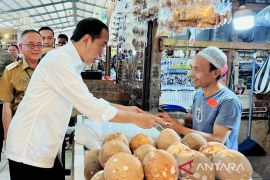 Hoaks! Nomor WhatsApp mengatasnamakan Presiden Jokowi bagikan bansos Rp15 juta