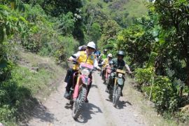 Jalan wisata Danau Toba lintas Tigaras dan Haranggaol diperbaiki