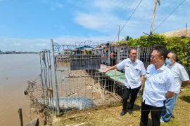 Debit Sungai Kapuas surut, warga diimbau hemat air