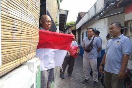PWI Tulungagung bagi-bagi bendera merah putih gratis
