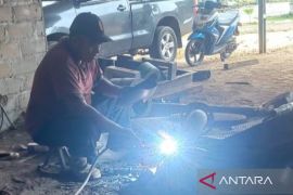 Belajar secara otodidak, mitra binaan PT Timah Tbk Joko Sumarno sukses kembangkan usaha bengkel las