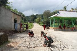 Kodim 1504 Ambon bersama warga bangun jalan di Desa Waai Maluku Tengah