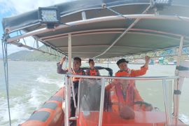 Basarnas cari anak hanyut di Pantai Pohe