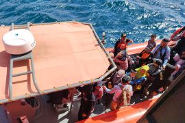 Basarnas Kendari mengevakuasi kapal ambulans yang angkut 26 penumpang