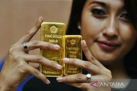 Harga emas Antam turun Rp10 ribu per gram