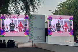 Presiden Jokowi dan Ibu Negara Iriana berbusana Betawi dalam "Istana Berkebaya"