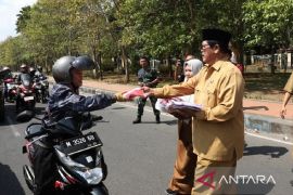 Pemkab Bangkalan bagi-bagi bendera kepada warga