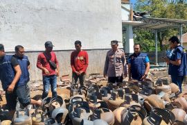 Ratusan tabung elpiji meledak, Poskesdes di Lotim terbakar