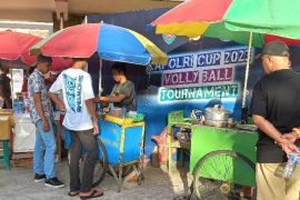Turnamen bola voli Kapolri Cup bawa berkah bagi pelaku UMKM di Ambon