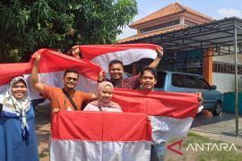 HUT RI, Kesbangpol Cilegon bagikan bendera Merah Putih pada warga