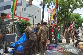 Satpol-PP Pekanbaru tertibkan puluhan pedagang bendera di trotoar Jalan Sudirman