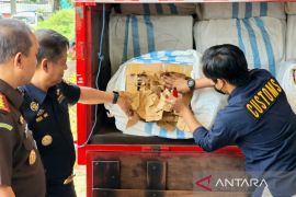 Bea Cukai  gagalkan pengiriman 1,4 juta rokok ilegal asal Jatim.