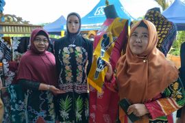 Pengrajin Tabalong dapat bantuan pinjam pakai cap batik