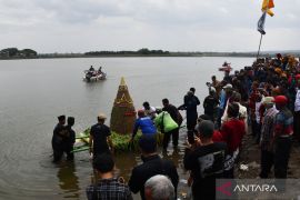 Larung tumpeng di Waduk Bening Madiun