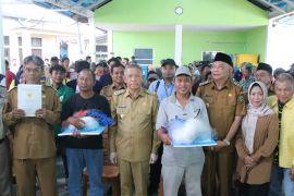 Sutarmidji berikan bantuan alat tangkap untuk nelayan Bengkayang