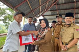 Pemkot Bukittinggi serahkan Alsintan untuk percepatan panen petani