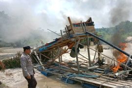 Polsek Singingi Hilir bakar rakit dompeng milik penambang liar
