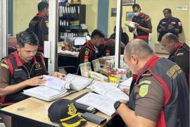Kejari Inhil geledah Kantor BPR Gemilang terkait korupsi
