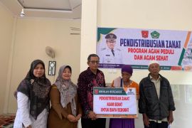 Baznas Agam distribusikan zakat bagi 63 mustahik