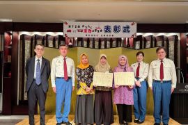 Gondol juara sayembara gambar, dua pelajar Indonesia Tokyo
