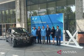 BMW dan Bluebird hadirkan layanan transportasi mobilitas listrik di hotel mewah