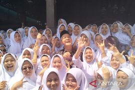 Gubernur Jateng sapa ratusan santri Ponpes  Al Muayyad saat ke Solo