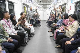 Presiden naik MRT Jakarta hadiri HUT ke-56 ASEAN Page 1 Small