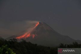 Guguran lava pijar kembali meluncur 13 kali dari Gunung Merapi