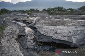 Penurunan debit air sungai akibat El Nino Page 1 Small