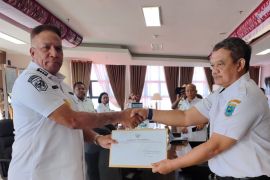 Gubernur Waterpauw serahkan SK Plt Sekretaris DPR Papua Barat