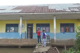 Kondisi SD 35/X di Desa Simbur Naik memprihatinkan