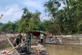 Satgas Yonarmed 10/Bradjamusti tertibkan tambang emas ilegal di perbatasan