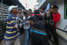 Pengamanan eksekusi rumah di Surabaya Page 1 Small