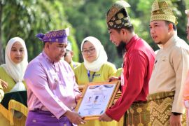 Bupati Bengkalis terima lencana Wira Bangun Desa