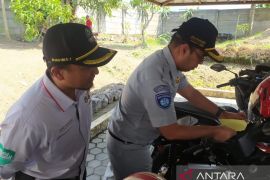 Samsat Cianjur tempel stiker di kendaraan yang tidak bayar atau nunggak pajak