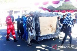 Pelajar SMA/SMK-mahasiswa di Biak meriahkan karnaval HUT ke-78 RI